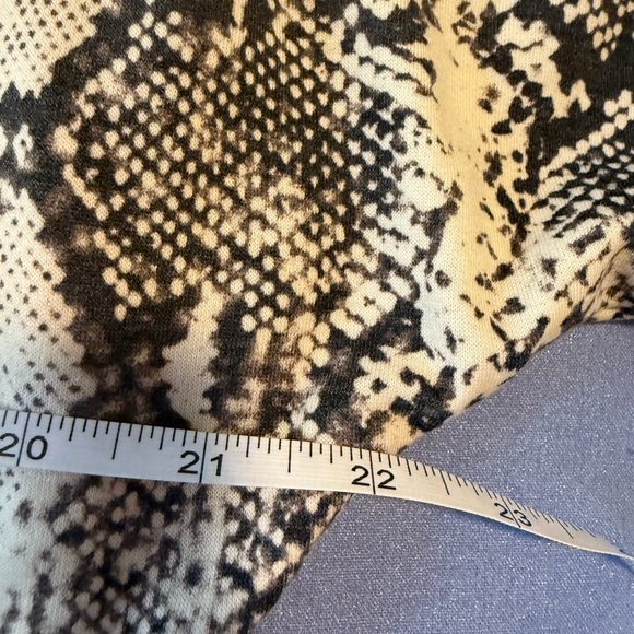 NWT Snakeskin Print Cream and Black Relaxed Graphic Short Sleeve T-Shirt - Picture 4 of 7